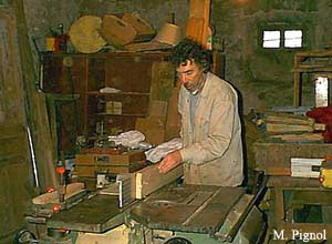 Jean Pignol dans son atelier